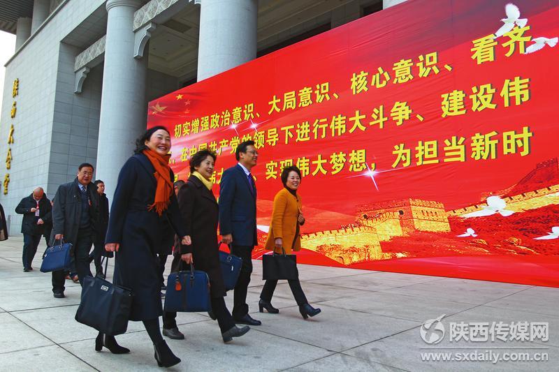 1��23������ϯʡ���f(xi��)ʮ����һ�Ε��h��ί�T�����M�������ã����Ӵ���A����h�� ӛ�� �����z