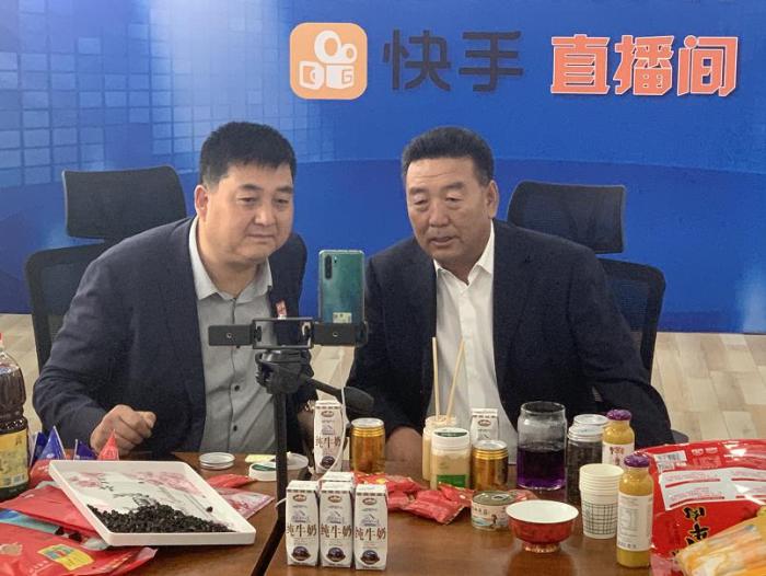 青海各市州領(lǐng)導(dǎo)組成考察團(tuán)來到快手直播間進(jìn)行觀摩。 點擊進(jìn)入下一頁