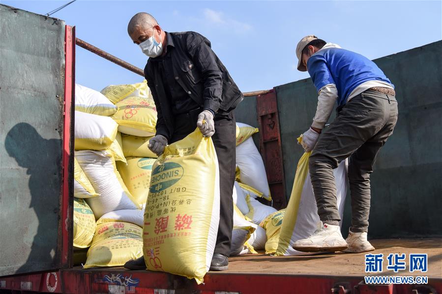 (經(jīng)濟(jì))(1)新疆:春耕備耕忙