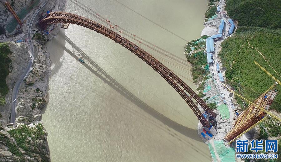 (經(jīng)濟)(4)川藏鐵路拉林段重點標志性工程藏木特大橋合龍