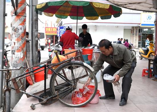 һ���u��Ͳ�۵Ĕ����ڏV���M�h�M���(zh��n)���^����ͬ���������Ͷ�ŵ�4��(g��)�������4��13�Քz)�� ���A��ӛ�� ���A �z